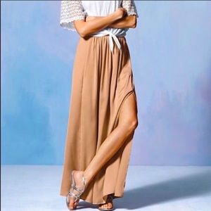 Victoria’s Secret Flowy gold/nude lined beachy summer maxi skirt with slit (B)